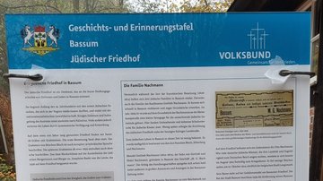 Die Geschichts- und Erinnerungstafel für den Jüdischen Friedhof mit Text und Abbildungen, darunter auch historische Familienfotos.