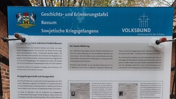 Die Geschichts- und Erinnerungstafel für die sowjetischen Kriegsgefangenen mit Abbildungen, darunter eine historische Karte